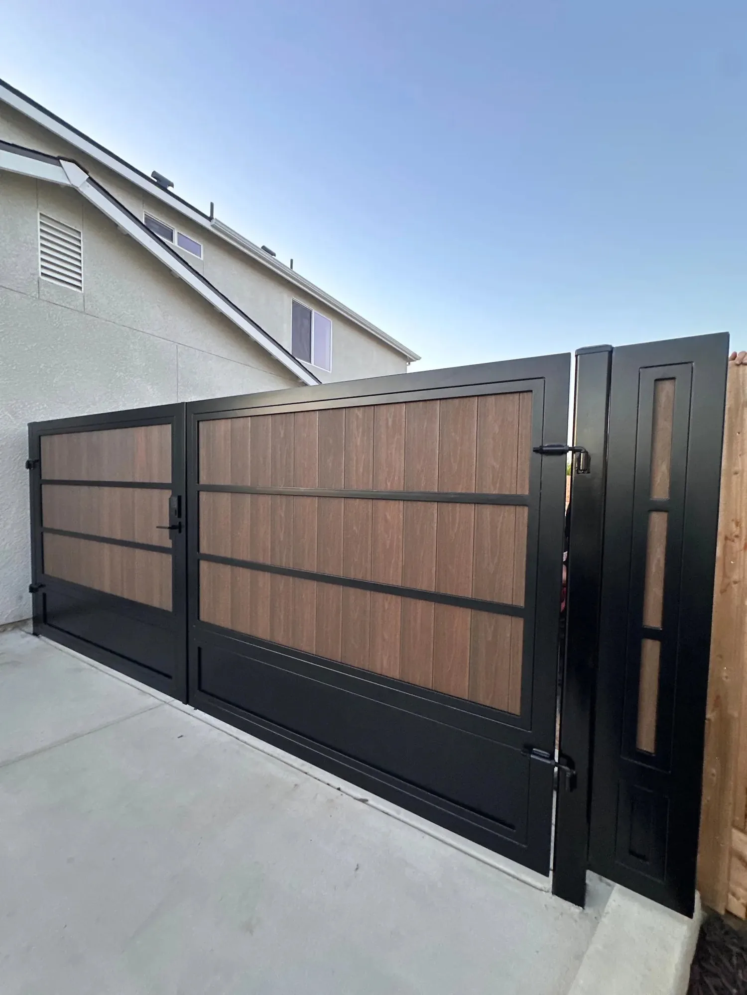 Automatic gate with safety photo eyes